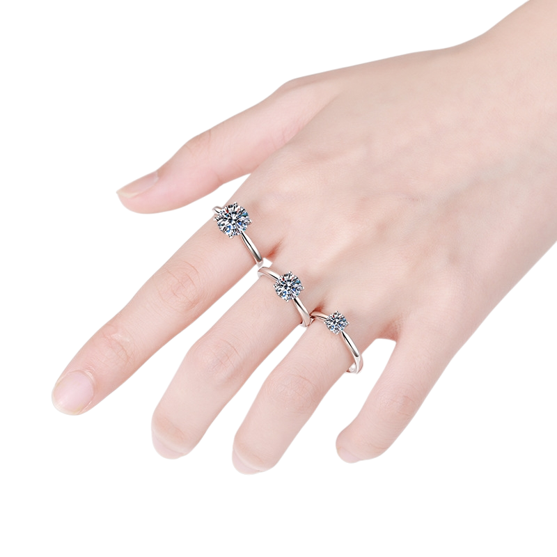 Hayesaura | Viral Classic Four-Prong Moissanite Solitaire Ring