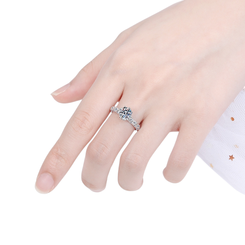 Hayesaura | Viral Trend 18K Plated Eight-Prong Moissanite Pinky Ring | Clean Fit Commute Solitaire