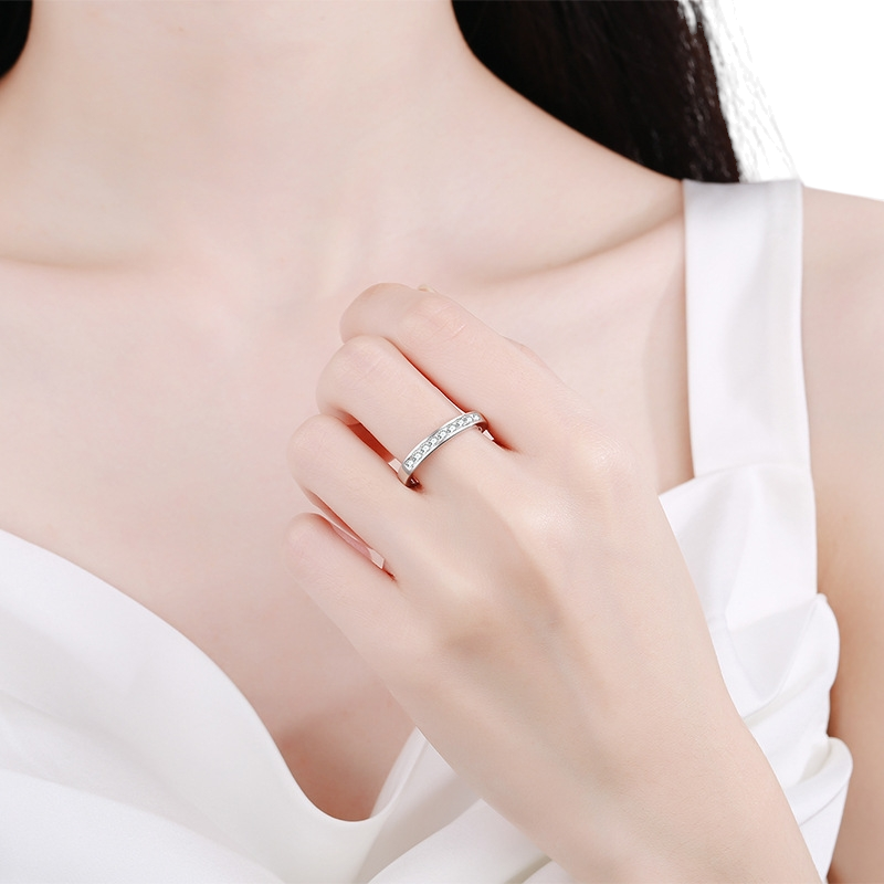 Hayesaura | Minimalist Bezel-Set Straight Row Moissanite Band