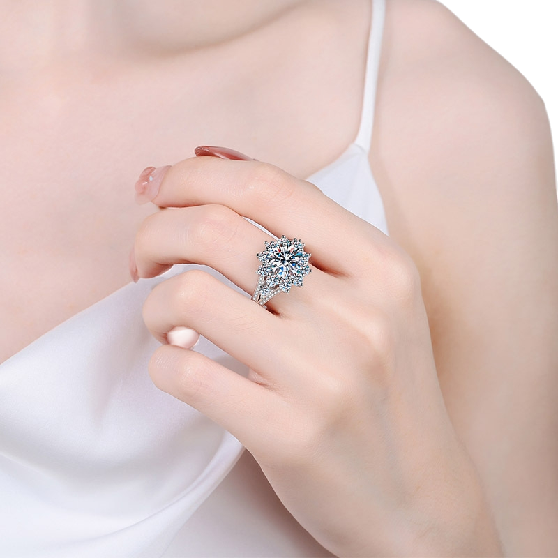 Hayesaura | Grand Three-Carat Light Luxury Moissanite Cocktail Ring