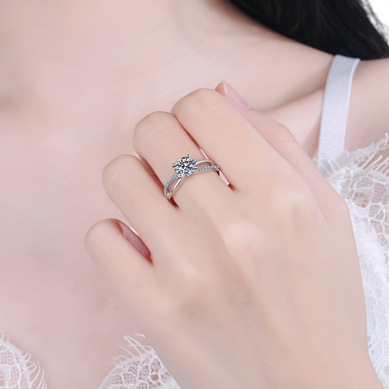 Hayesaura | Avant-Garde Minimalist Four-Prong Moissanite Ring