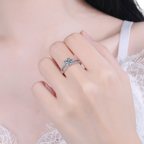 Hayesaura | Avant-Garde Minimalist Four-Prong Moissanite Ring