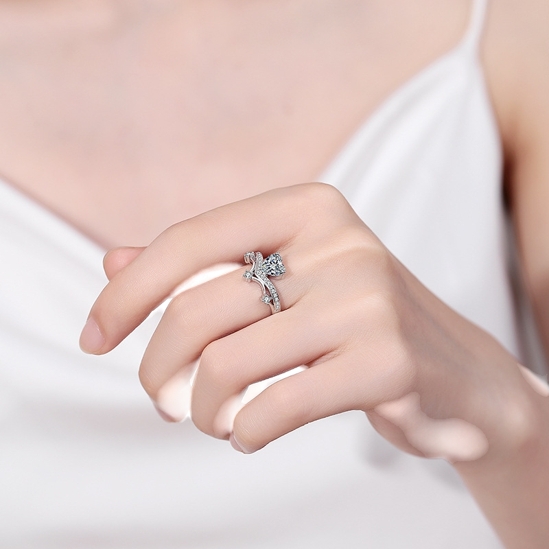 Hayesaura | Clean Fit Elegant Heart V-Shape Moissanite Ring | Modern Romance Promise Ring
