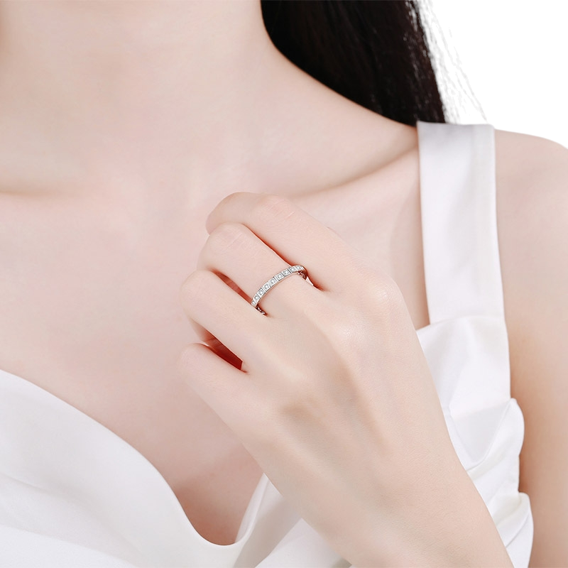 Hayesaura | Office Siren Ice Cube Half-Eternity Moissanite Band | High-Cold Minimalist Pinky Ring