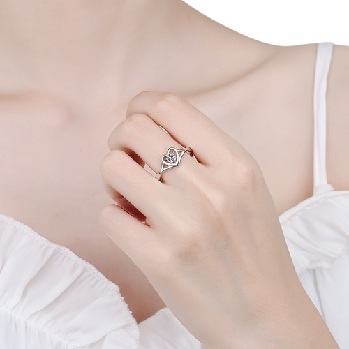 Hayesaura | Daisy Flower Heart Cluster Brilliant Moissanite Ring