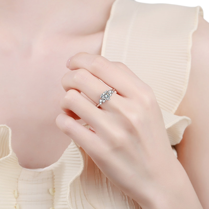 Hayesaura | Romantic Heart-Shaped Moissanite Proposal Ring