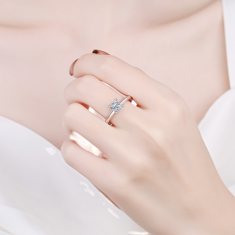 Hayesaura | Iconic Princess Square Cut Four-Prong Moissanite Ring