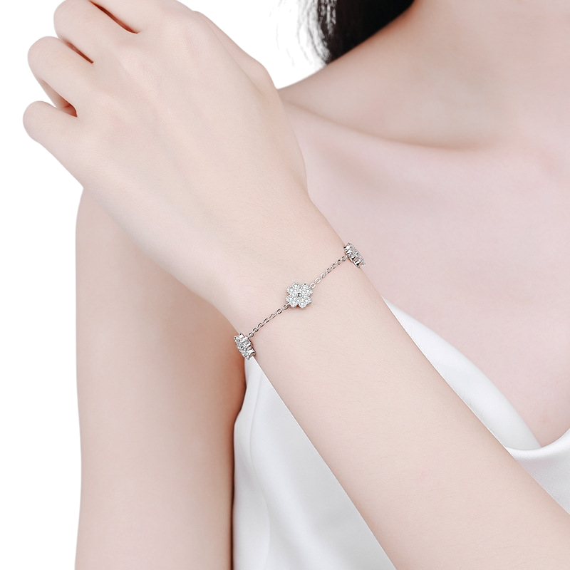 Hayesaura | Parisian Chic 18K Plated Five-Flower Clover Moissanite Bracelet | Muted Light Luxury Chain