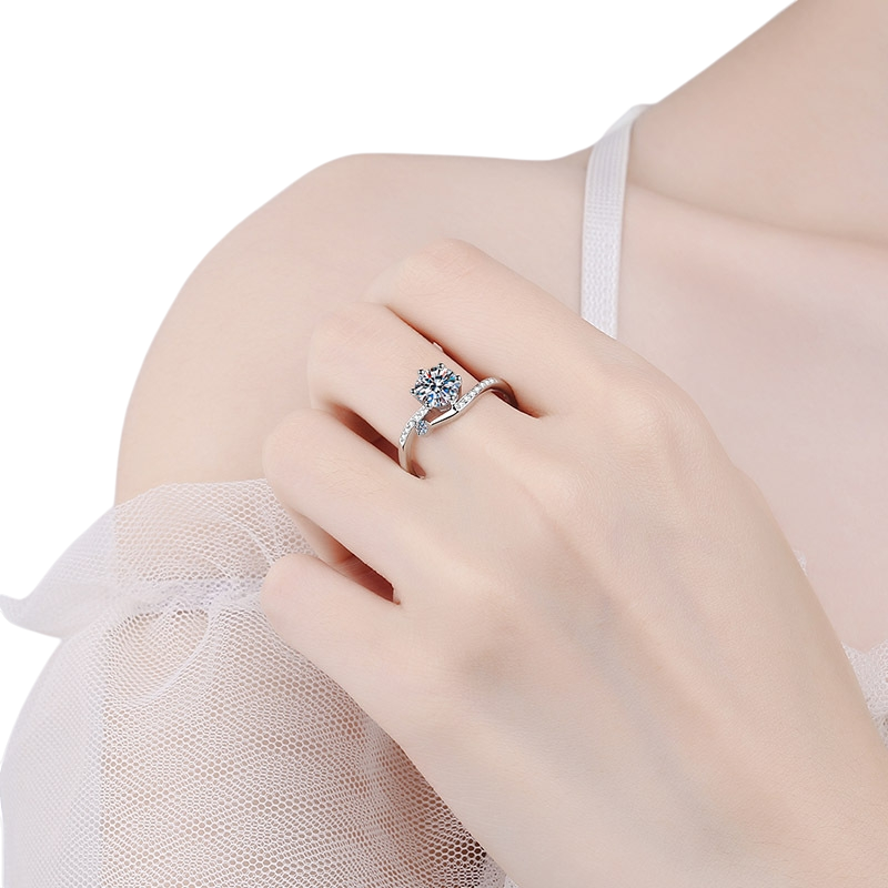 Hayesaura | Quiet Luxury Four-Prong Moissanite Solitaire Ring
