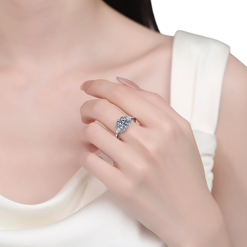 Hayesaura | Luxurious Oval Halo Moissanite Quiet Luxury Cocktail Ring
