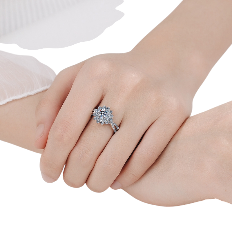 Hayesaura | Stars Holding the Moon Four-Prong Moissanite Wedding Ring